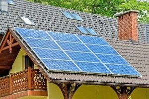 Peut-on installer des panneaux solaires sur un toit amianté ?